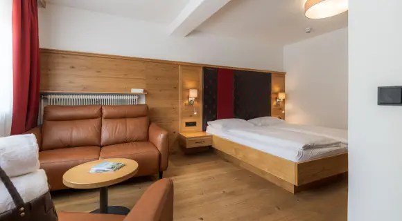 Renovated family suite 49 sqm for up to 4 ✓ 2 bedrooms ✓ shared bath access ✓ breakfast ✓ Bad Hofgastein ► Book!