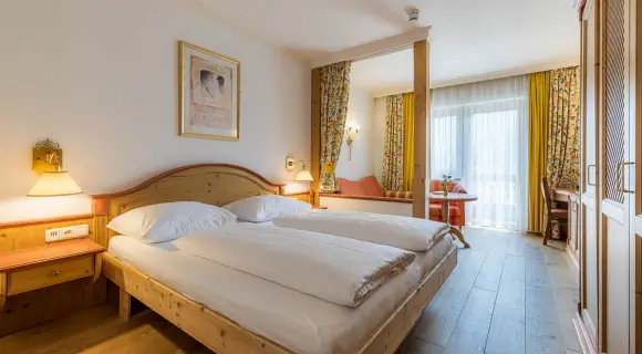 Double room with balcony for 2–4 ✓ shower ✓ sofa bed ✓ breakfast ✓ wellness ✓ Bad Hofgastein ► Book now!