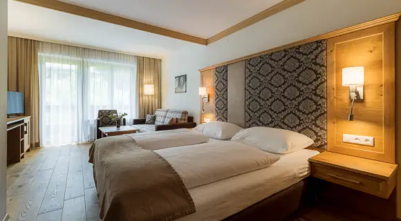 Renovated double with balcony for 2–4 ✓ Schlossalm views ✓ shower ✓ breakfast included ✓ Bad Hofgastein ► Book!