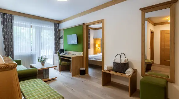 Family suite 49 sqm for up to 6 ✓ 2 bedrooms ✓ fireplace ✓ balcony ✓ Schlossalm views ✓ breakfast ► Book now!