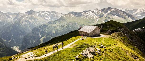 Wandern am Stubnerkogel mit Blick auf die Hohen Tauern